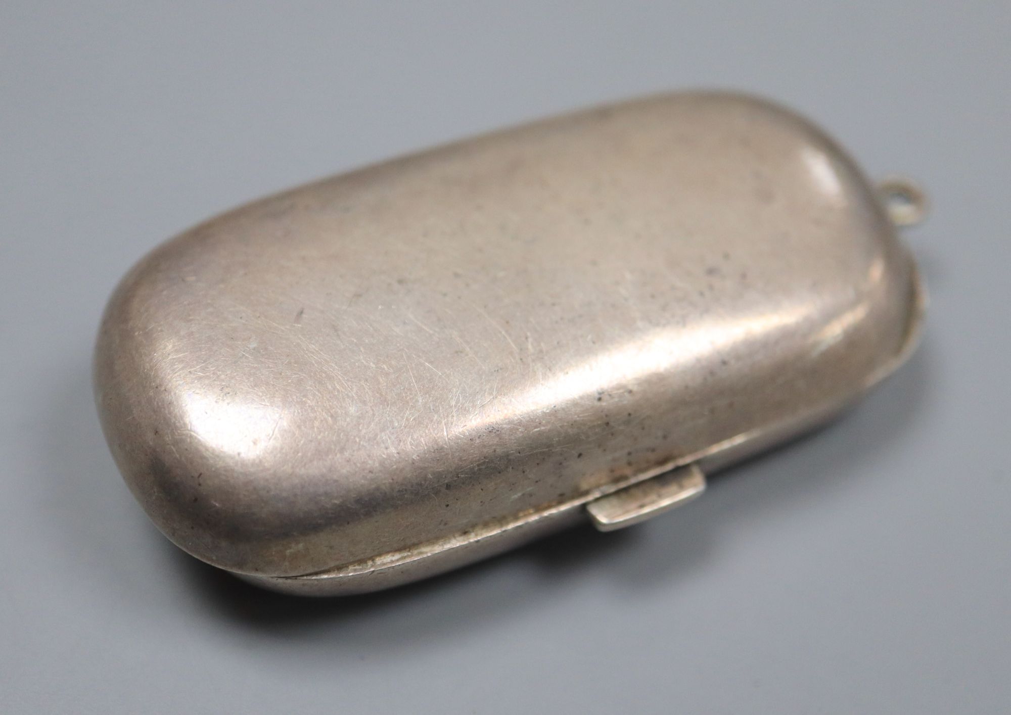 A pair of Edwardian silver shell salts and spoons and a similar twin compartment sovereign case, 61mm